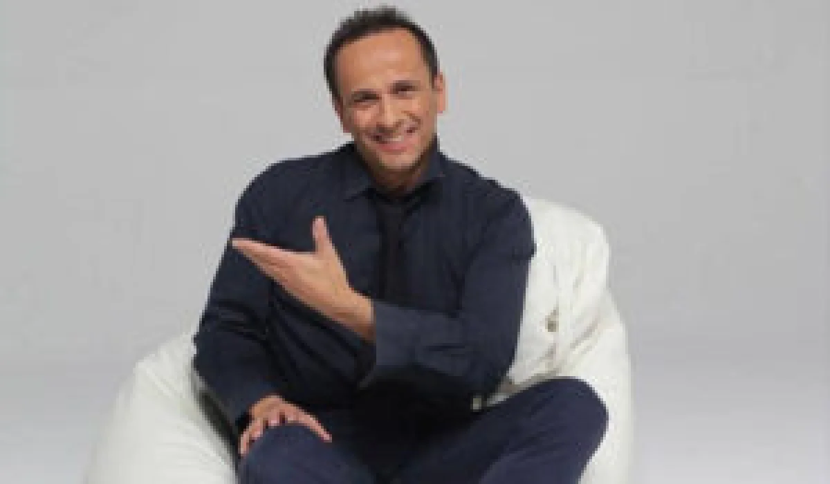 Chi è Uccio De Santis: età, carriera e vita privata del volto di Mudù