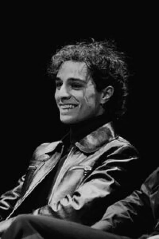 Chi é Damiano Gavino, l’attore di Un Professore? Età, fidanzata, padre, genitori e agenzia