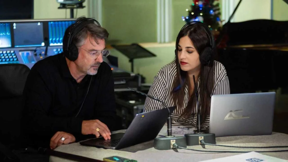 Un posto al sole, anticipazioni UPAS: Radio & famiglia, Micaela in crisi, Manuela in onda… Serena tra due fuochi e Samuel paga il conto